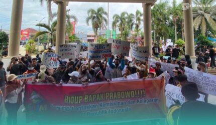 Massa aksi saat membentangkan poster dukungan pada Program MBG di depan Gedung DPRD Jember (Foto: Sigit/Frensia).