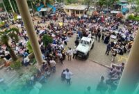 Ribuan massa saat mengikuti aksi damai dukung Program MBG di depan Gedung DPRD Jember (Foto: Sigit/Frensia). 