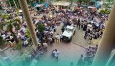 Ribuan massa saat mengikuti aksi damai dukung Program MBG di depan Gedung DPRD Jember (Foto: Sigit/Frensia). 