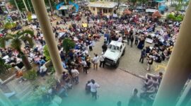 Ribuan massa saat mengikuti aksi damai dukung Program MBG di depan Gedung DPRD Jember (Foto: Sigit/Frensia). 