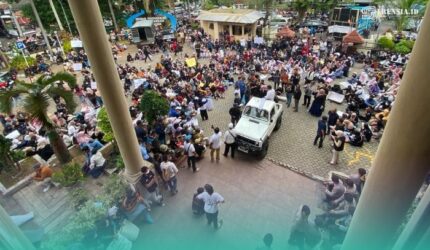 Ribuan massa saat mengikuti aksi damai dukung Program MBG di depan Gedung DPRD Jember (Foto: Sigit/Frensia).
