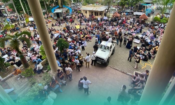 Ribuan massa saat mengikuti aksi damai dukung Program MBG di depan Gedung DPRD Jember (Foto: Sigit/Frensia). 