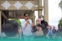 Salah satu Koodinator Lapangan (Korlap) aksi saat melakukan orasi di depan gedung DPRD Jember (Foto: Fadli/Frensia). 