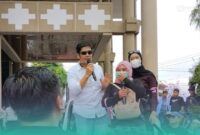 Salah satu Koodinator Lapangan (Korlap) aksi saat melakukan orasi di depan gedung DPRD Jember (Foto: Fadli/Frensia). 