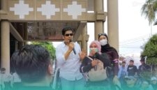 Salah satu Koodinator Lapangan (Korlap) aksi saat melakukan orasi di depan gedung DPRD Jember (Foto: Fadli/Frensia). 