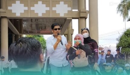 Salah satu Koodinator Lapangan (Korlap) aksi saat melakukan orasi di depan gedung DPRD Jember (Foto: Fadli/Frensia).