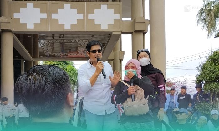 Salah satu Koodinator Lapangan (Korlap) aksi saat melakukan orasi di depan gedung DPRD Jember (Foto: Fadli/Frensia). 