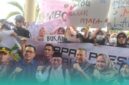 Foto bersama Ketua DPRD Jember (Kemeja Navy) dengan massa aksi, termasuk emak-emak (Foto: Sigit/Frensia). 