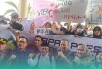 Foto bersama Ketua DPRD Jember (Kemeja Navy) dengan massa aksi, termasuk emak-emak (Foto: Sigit/Frensia). 