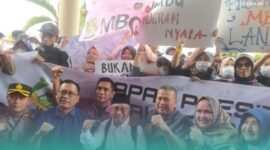 Foto bersama Ketua DPRD Jember (Kemeja Navy) dengan massa aksi, termasuk emak-emak (Foto: Sigit/Frensia). 
