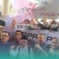 Foto bersama Ketua DPRD Jember (Kemeja Navy) dengan massa aksi, termasuk emak-emak (Foto: Sigit/Frensia). 