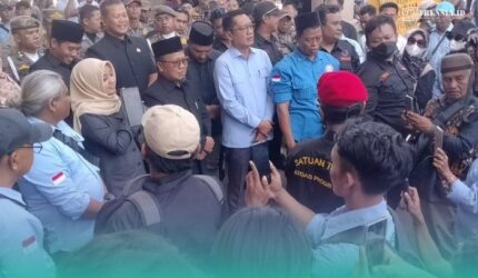 Massa aksi Progib saat ditemui anggota DPRD Kabupten Jember (Foto: Istimewa).