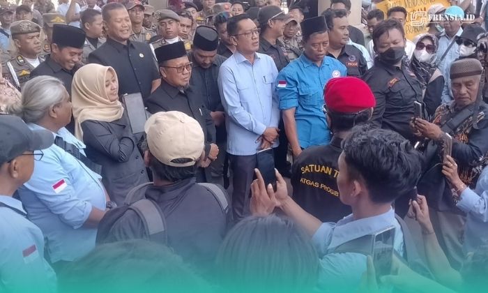 Massa aksi Progib saat ditemui anggota DPRD Kabupten Jember (Foto: Istimewa). 
