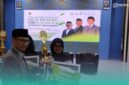 Wakil Rektor 3 UIN KHAS Jember, Khoirul Faizin, saat memberikan penghargaan pada pemenang juara 1 lomba film pendek (Foto: Fadli/Frensia). 