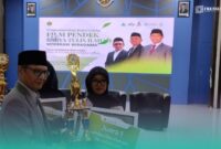Wakil Rektor 3 UIN KHAS Jember, Khoirul Faizin, saat memberikan penghargaan pada pemenang juara 1 lomba film pendek (Foto: Fadli/Frensia). 