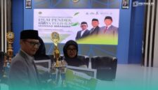Wakil Rektor 3 UIN KHAS Jember, Khoirul Faizin, saat memberikan penghargaan pada pemenang juara 1 lomba film pendek (Foto: Fadli/Frensia). 