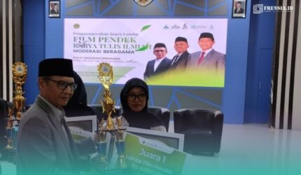 Wakil Rektor 3 UIN KHAS Jember, Khoirul Faizin, saat memberikan penghargaan pada pemenang juara 1 lomba film pendek (Foto: Fadli/Frensia).