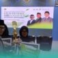 Wakil Rektor 3 UIN KHAS Jember, Khoirul Faizin, saat memberikan penghargaan pada pemenang juara 1 lomba film pendek (Foto: Fadli/Frensia). 