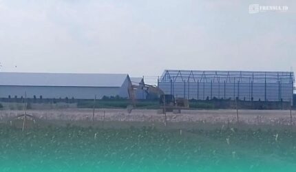 Bangunan gudang yang menyerobot wilayah Lahan Petani Pangan Berkelanjutan (LP2B) di Kecamatan Balung, Jember (Foto: Sigit/Frensia).