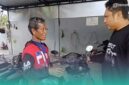 Tukang ojek (jaket merah) yang dijadikan sebagai jaminan oleh pelaku (Foto: Istimewa). 