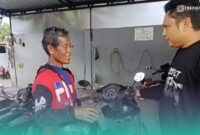 Tukang ojek (jaket merah) yang dijadikan sebagai jaminan oleh pelaku (Foto: Istimewa). 