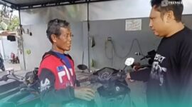 Tukang ojek (jaket merah) yang dijadikan sebagai jaminan oleh pelaku (Foto: Istimewa). 