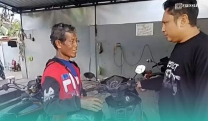 Tukang ojek (jaket merah) yang dijadikan sebagai jaminan oleh pelaku (Foto: Istimewa).