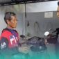 Tukang ojek (jaket merah) yang dijadikan sebagai jaminan oleh pelaku (Foto: Istimewa). 