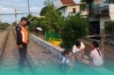 Petugas KAI Daop 9 Jember yang sedang memberi imbauan kepada anak-anak di sekitar wilayah rel kereta api (Foto: Humas KAI Daop 9 Jember). 