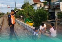 Petugas KAI Daop 9 Jember yang sedang memberi imbauan kepada anak-anak di sekitar wilayah rel kereta api (Foto: Humas KAI Daop 9 Jember). 