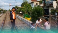 Petugas KAI Daop 9 Jember yang sedang memberi imbauan kepada anak-anak di sekitar wilayah rel kereta api (Foto: Humas KAI Daop 9 Jember).
