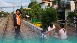 Petugas KAI Daop 9 Jember yang sedang memberi imbauan kepada anak-anak di sekitar wilayah rel kereta api (Foto: Humas KAI Daop 9 Jember). 