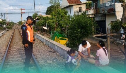 Petugas KAI Daop 9 Jember yang sedang memberi imbauan kepada anak-anak di sekitar wilayah rel kereta api (Foto: Humas KAI Daop 9 Jember).