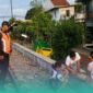 Petugas KAI Daop 9 Jember yang sedang memberi imbauan kepada anak-anak di sekitar wilayah rel kereta api (Foto: Humas KAI Daop 9 Jember). 