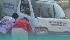Mobil Distribusi Makan Bergizi Gratis (MBG) milik SPPG Sumberjambe yang menabrak pagar dapur (Foto: Istimewa). 