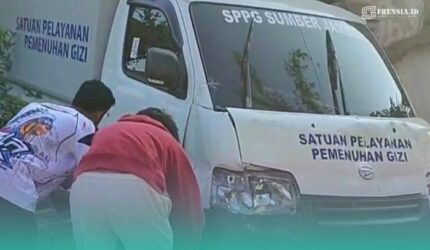 Mobil Distribusi Makan Bergizi Gratis (MBG) milik SPPG Sumberjambe yang menabrak pagar dapur (Foto: Istimewa).