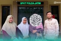 Kuasa Hukum Pelapor, Achmad Fais, saat mendampingi kliennya, yang berinisial FE di depan Polda Jawa Timur (Foto: Istimewa). 