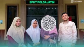 Kuasa Hukum Pelapor, Achmad Fais, saat mendampingi kliennya, yang berinisial FE di depan Polda Jawa Timur (Foto: Istimewa). 