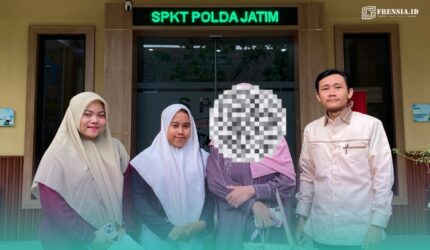 Kuasa Hukum Pelapor, Achmad Fais, saat mendampingi kliennya, yang berinisial FE di depan Polda Jawa Timur (Foto: Istimewa).