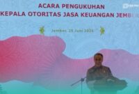 Dicky Kartikoyono, Kepala Eksekutif Pengawas Perilaku Pelaku Usaha Jasa Keuangan, Edukasi, dan Pelindungan Konsumen saat sambutan di acra pengukuhan kepala OJK Jember (Foto: Fadli/Frensia). 