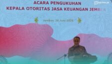 Dicky Kartikoyono, Kepala Eksekutif Pengawas Perilaku Pelaku Usaha Jasa Keuangan, Edukasi, dan Pelindungan Konsumen saat sambutan di acra pengukuhan kepala OJK Jember (Foto: Fadli/Frensia). 