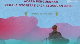 Dicky Kartikoyono, Kepala Eksekutif Pengawas Perilaku Pelaku Usaha Jasa Keuangan, Edukasi, dan Pelindungan Konsumen saat sambutan di acra pengukuhan kepala OJK Jember (Foto: Fadli/Frensia). 