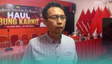Ketua Fraksi PDI Perjuangan DPRD Jember, Edi Cahyo Purnomo saat diwawancara di kantor DPC PDI-P Kabupaten Jember (Foto: Sigit/Frensia). 