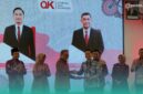 Prosesi simbolis pengukuhan dari Dewan Komisioner OJK RI, Dicky Kartikoyono, kepada Kepala OJK Kabupaten Jember, Aris Budiman di Hotel Aston (Foto: Fadli/Frensia).