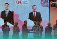 Prosesi simbolis pengukuhan dari Dewan Komisioner OJK RI, Dicky Kartikoyono, kepada Kepala OJK Kabupaten Jember, Aris Budiman di Hotel Aston (Foto: Fadli/Frensia).