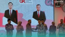 Prosesi simbolis pengukuhan dari Dewan Komisioner OJK RI, Dicky Kartikoyono, kepada Kepala OJK Kabupaten Jember, Aris Budiman di Hotel Aston (Foto: Fadli/Frensia).