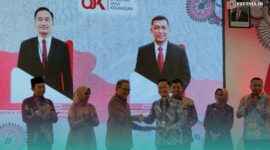 Prosesi simbolis pengukuhan dari Dewan Komisioner OJK RI, Dicky Kartikoyono, kepada Kepala OJK Kabupaten Jember, Aris Budiman di Hotel Aston (Foto: Fadli/Frensia).
