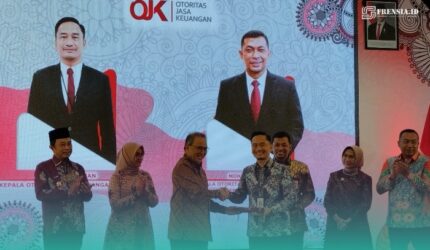 Prosesi simbolis pengukuhan dari Dewan Komisioner OJK, Dicky Kartikoyono kepada Kepala OJK Kabupaten Jember, Aris Budiman di Hotel Aston (Foto: Fadli/Frensia).