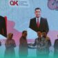 Prosesi simbolis pengukuhan dari Dewan Komisioner OJK RI, Dicky Kartikoyono, kepada Kepala OJK Kabupaten Jember, Aris Budiman di Hotel Aston (Foto: Fadli/Frensia).