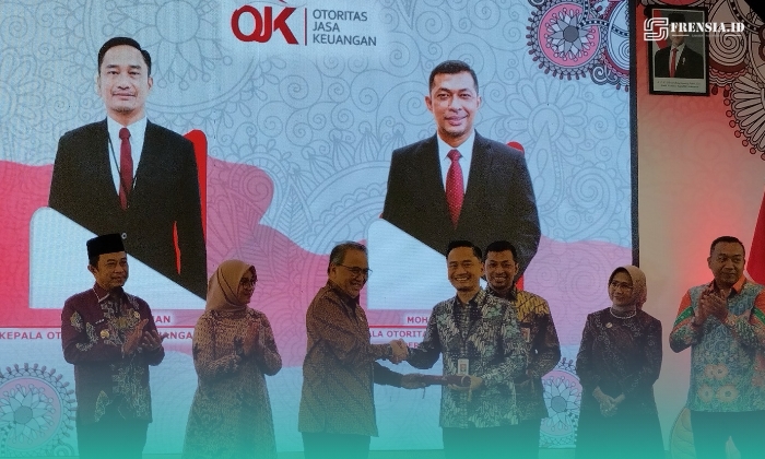 Prosesi simbolis pengukuhan dari Dewan Komisioner OJK RI, Dicky Kartikoyono, kepada Kepala OJK Kabupaten Jember, Aris Budiman di Hotel Aston (Foto: Fadli/Frensia).